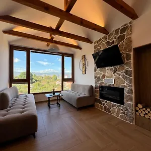 Villa Emante, Tushemisht